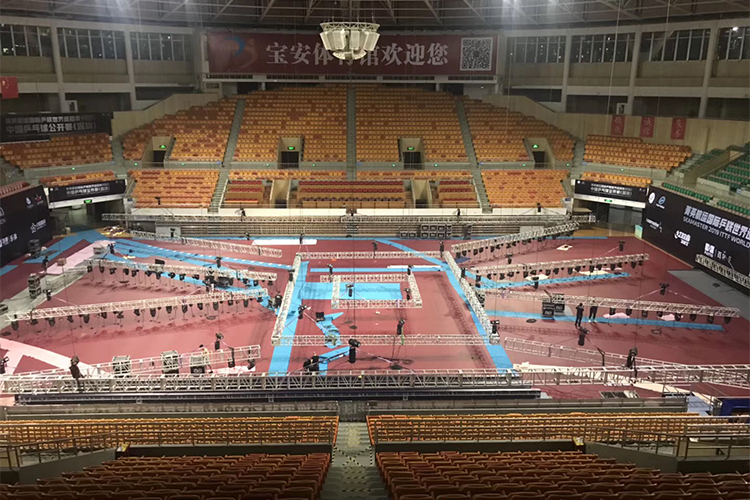宝安体育馆位于深圳市新中心区城市景观主轴线上，是新中心区三大标志性建筑之一。宝安区体育中心是宝安区政府投资兴建的综合公益性体育场地设施，包括体育馆、体育场、游泳场馆，总投资规模约16.93 亿元 人民币，总占地面积约21.33 万平方米，主要设施有：全民健身广场、羽毛球馆、室内外篮球场、室内外旅游场馆、网球场、足球场、 田径场地。